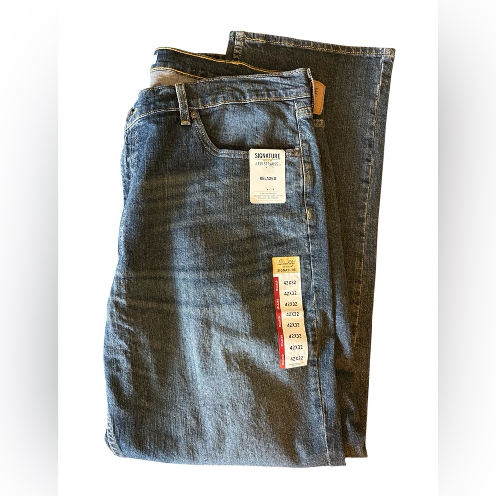 Levi's Relaxed Fit Men's Jeans in Medium Blue Denim